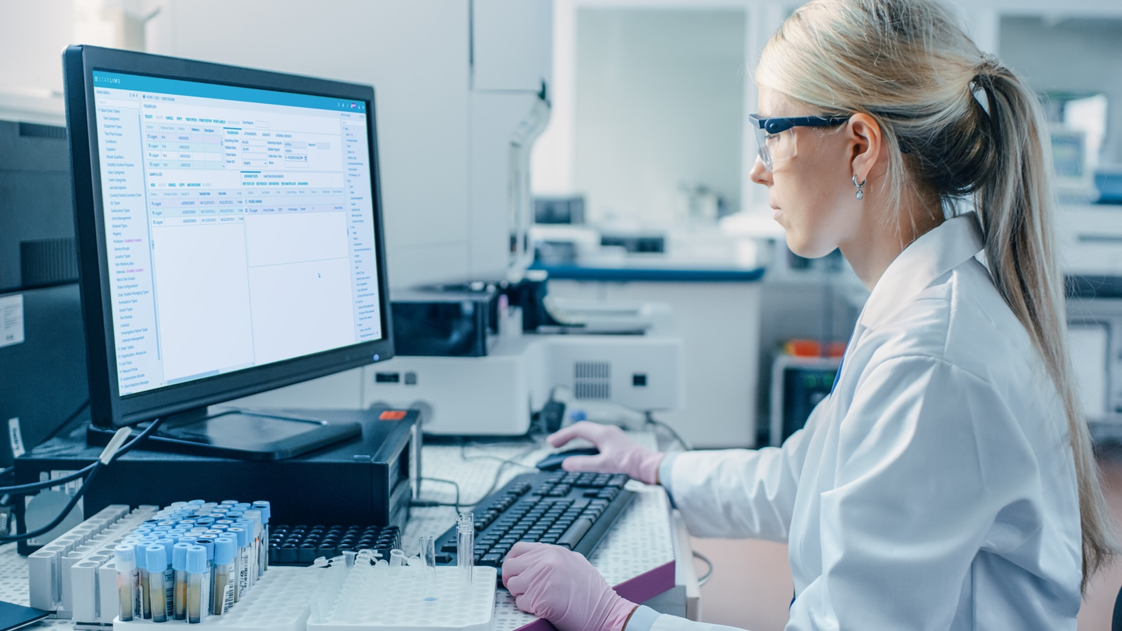 Der Laborleiter verfolgt die Testproben mithilfe des STARLIMS-Labor-Informations-Management-System (LIMS) für klinische Labore.