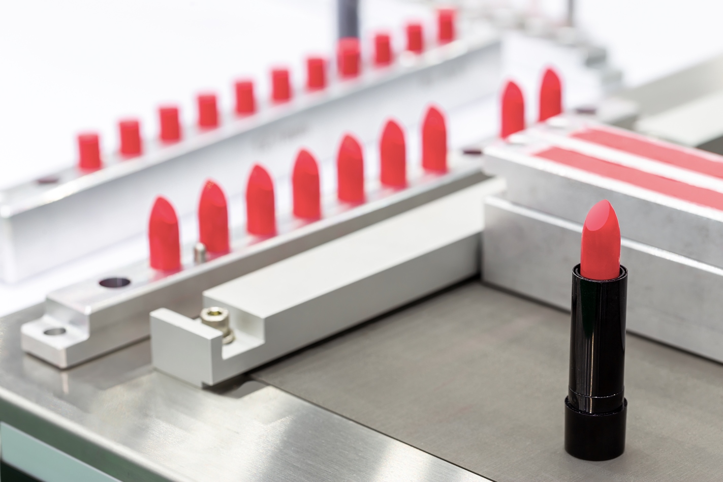 Eine Lippenstift-Füllmaschine in einer Kosmetikfabrik.
