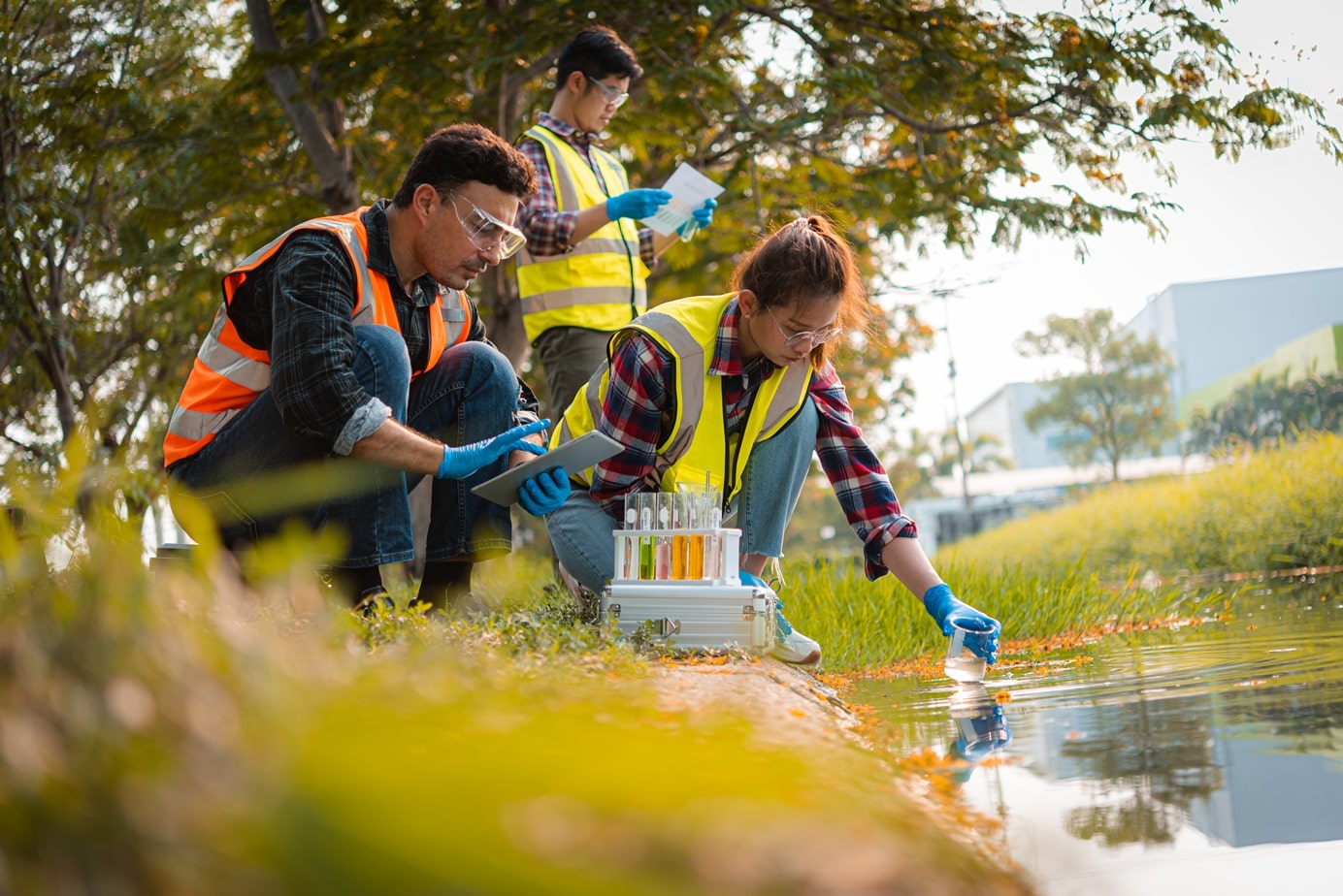 Wissenschaftlerteam entnimmt Wasserproben für Analysen und Forschungen zu Wasserqualität, Umwelt und Rettung der Erde.