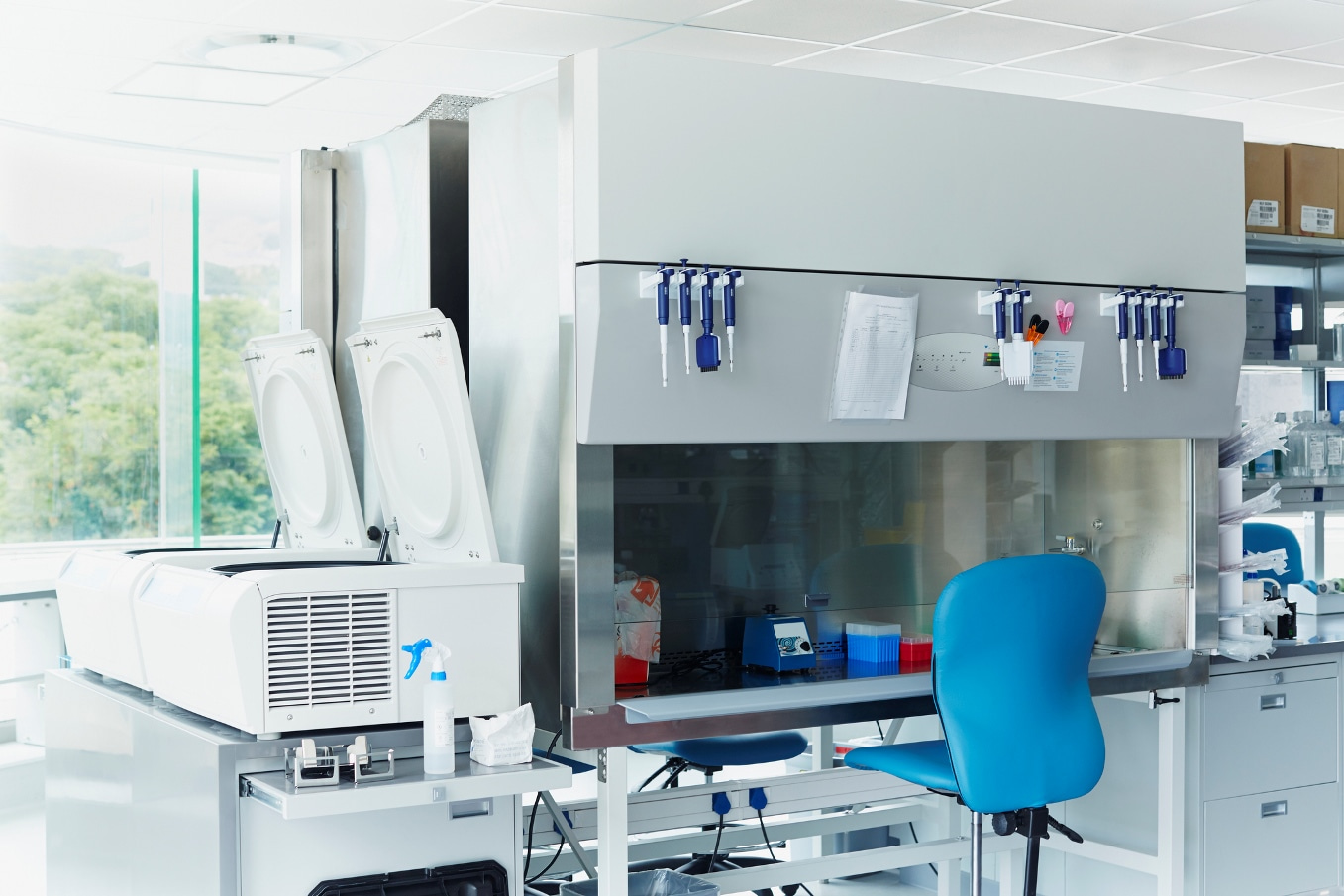 Intérieur du laboratoire avec divers instruments, outils et équipements pour les tests et l’expérimentation.