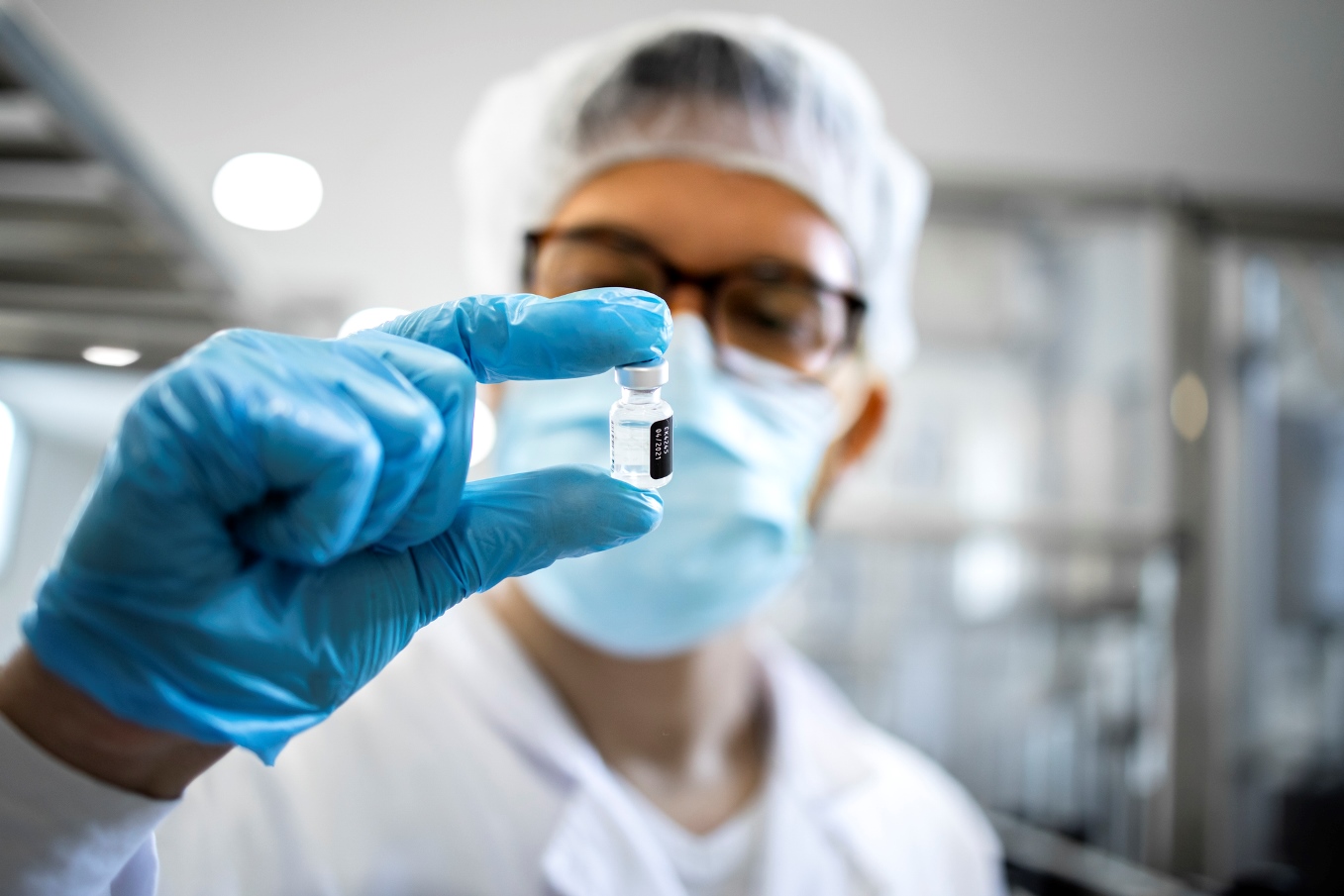 Employé de l’industrie pharmaceutique ou technicien en équipement de protection contrôlant la qualité de la production de vaccins en usine.