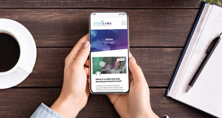 Un téléphone affiche les actualités de STARLIMS