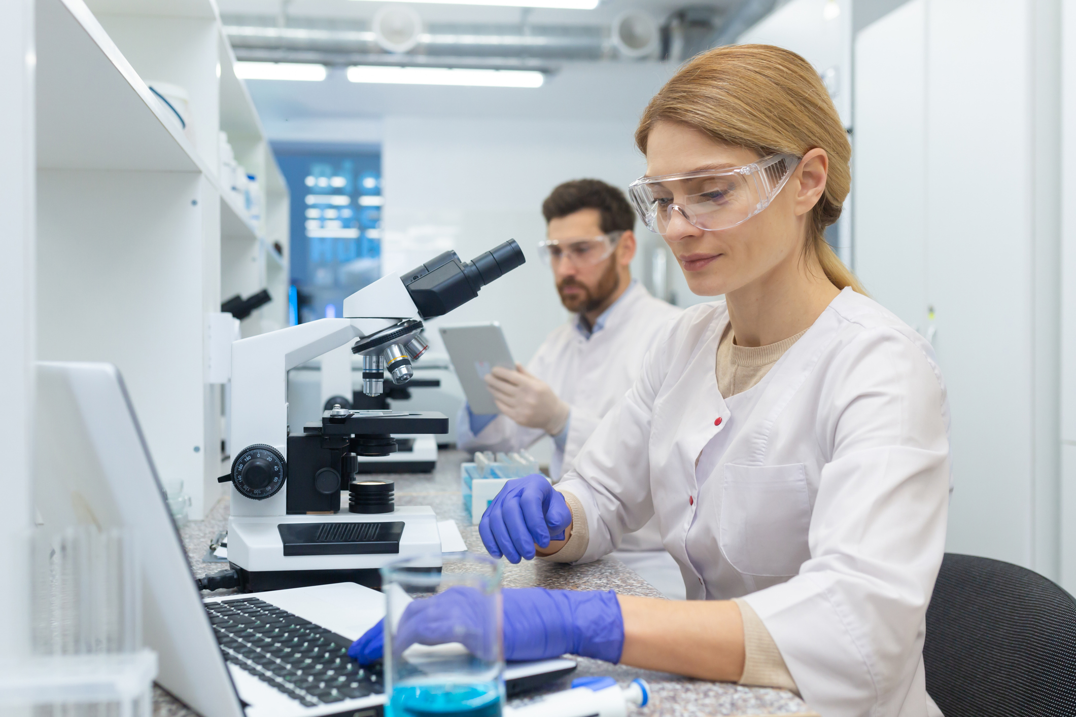 An R&D researcher uses Labstep Electronic Lab Notebook for experiments